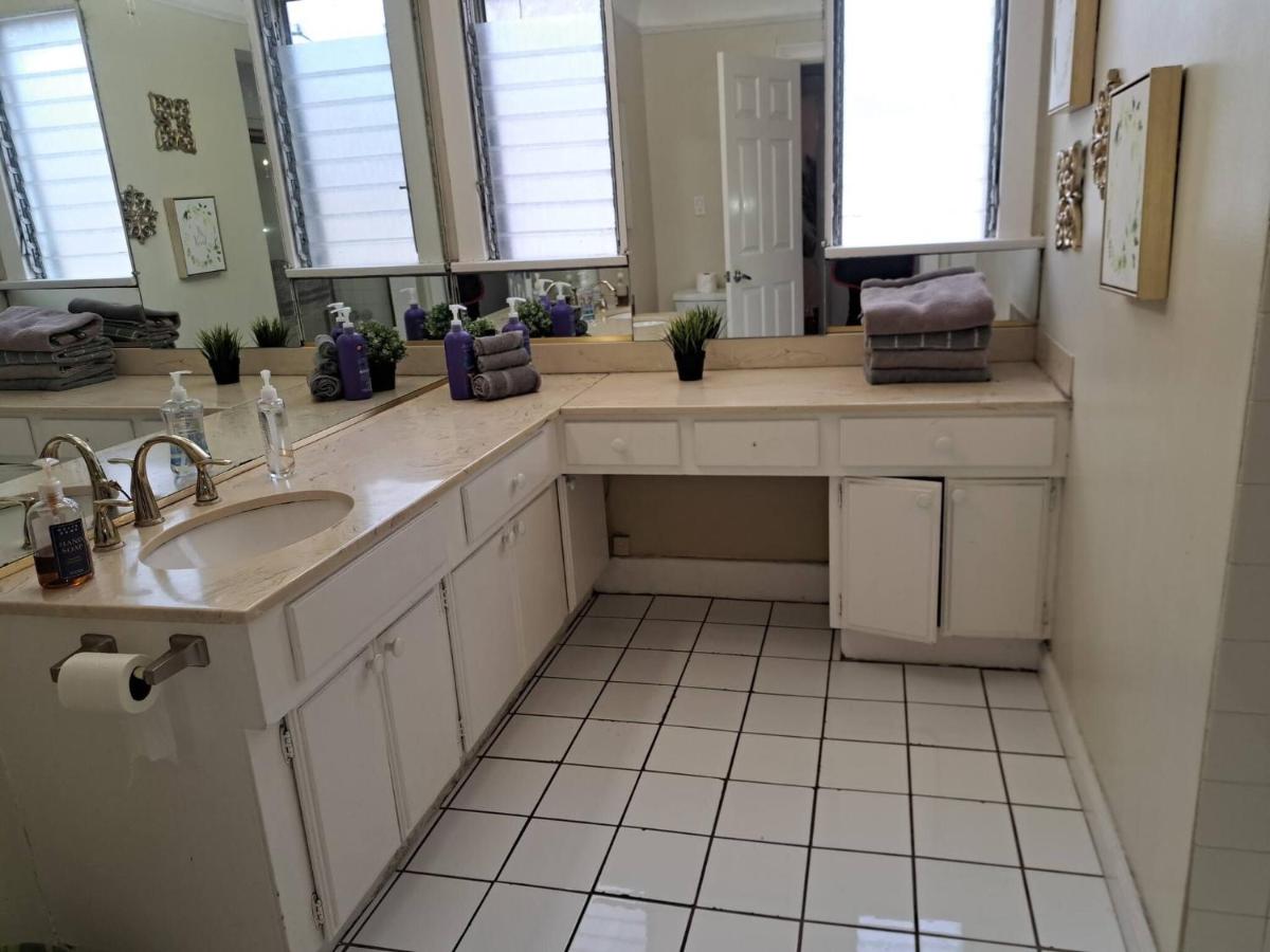 3 bedroom plus 2 baths in Beverly hills - 3