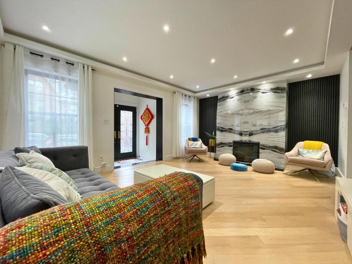 Great location with parking, 10 min to LGA & subway