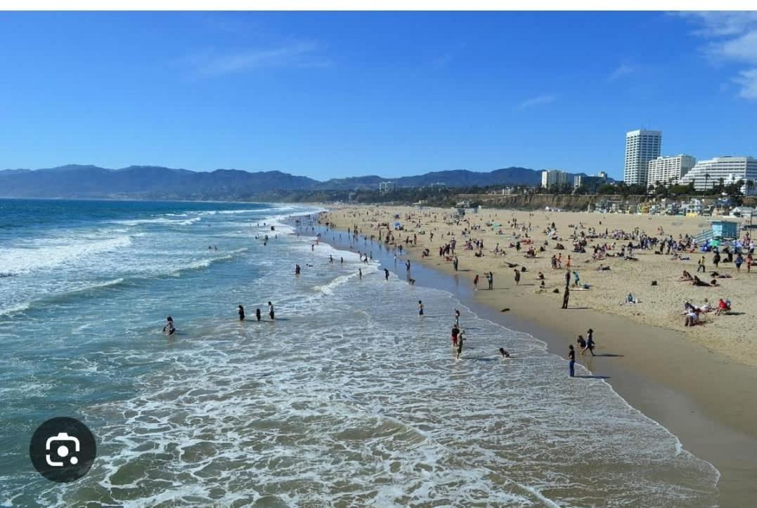 Walk to Santa Monica Beach & Pier Boardwalk - 5