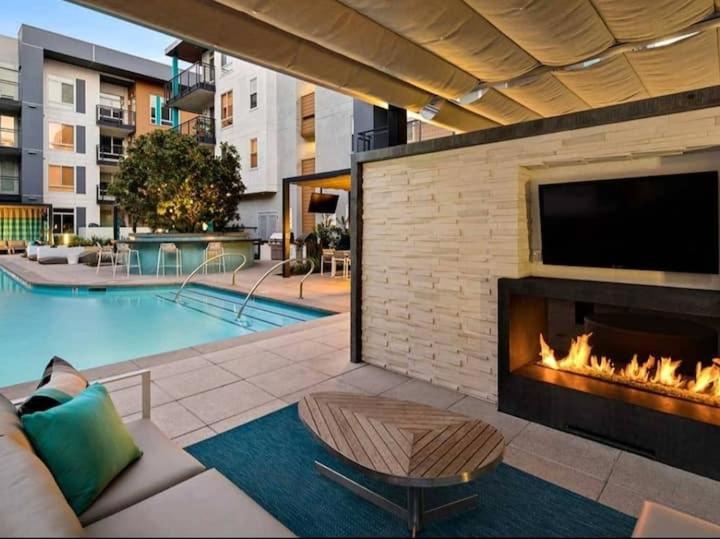 Snazzy 3BR Apt Hollywood with Pool & Spa - 3