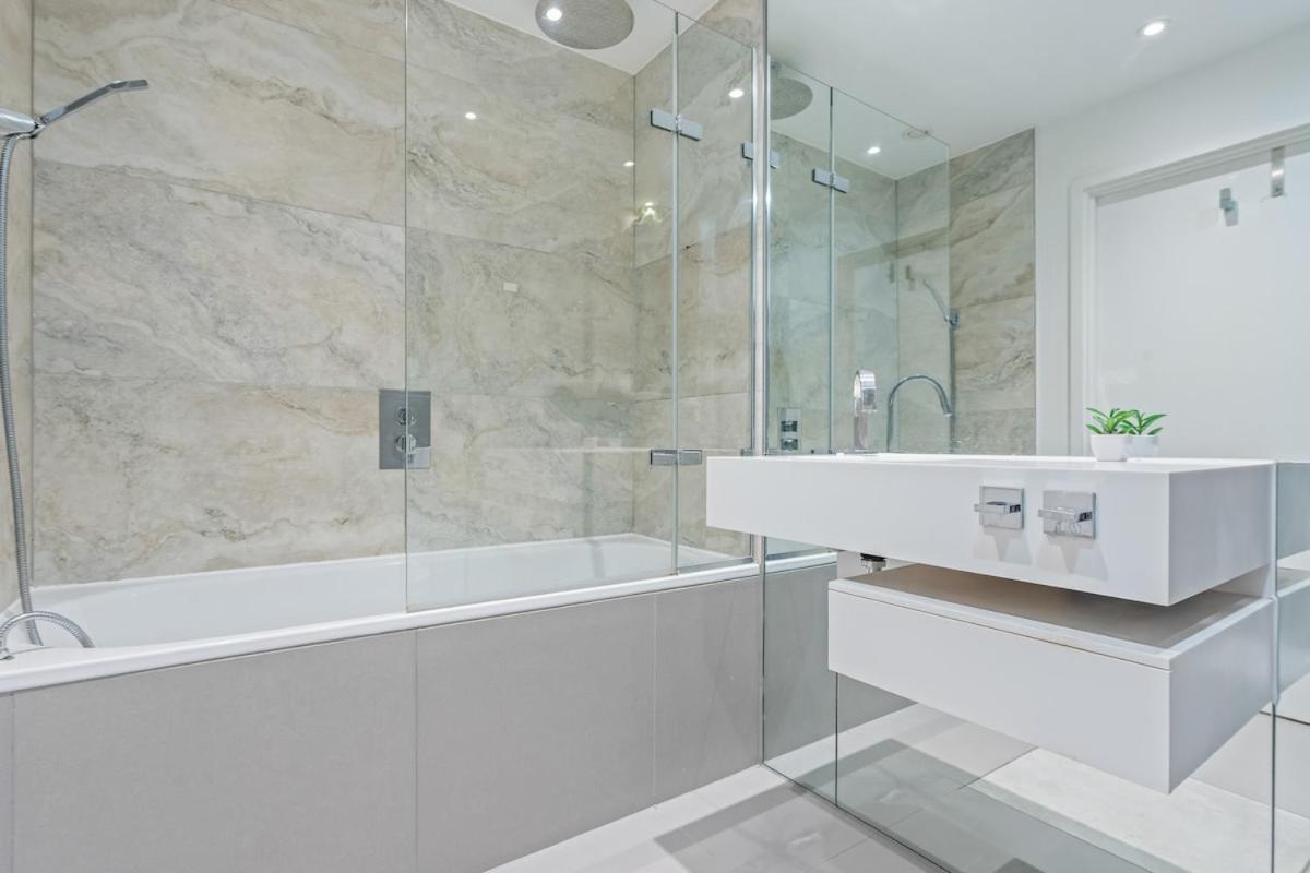 1BR Central Gem, Great Location, Sleeps 4 - 2