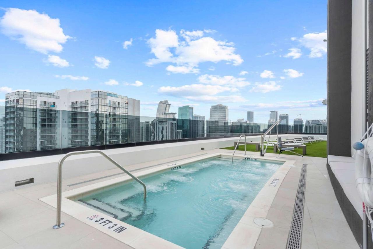 District 225 Miami - Rooftop Pool Gym & City Views - 5