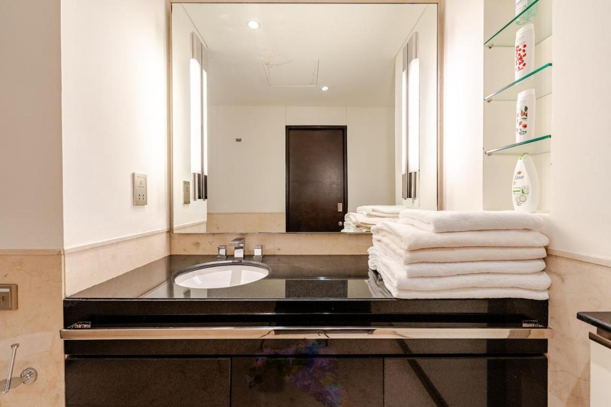 Highest 1BR in JW Marriott Marina with Marina Views - 3