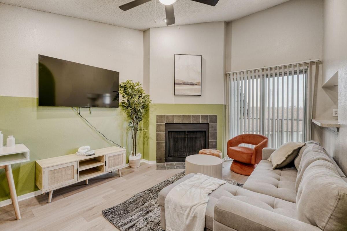 Urban Chic Getaway 2B - Sleeps 6 - Pool Prkg, WD