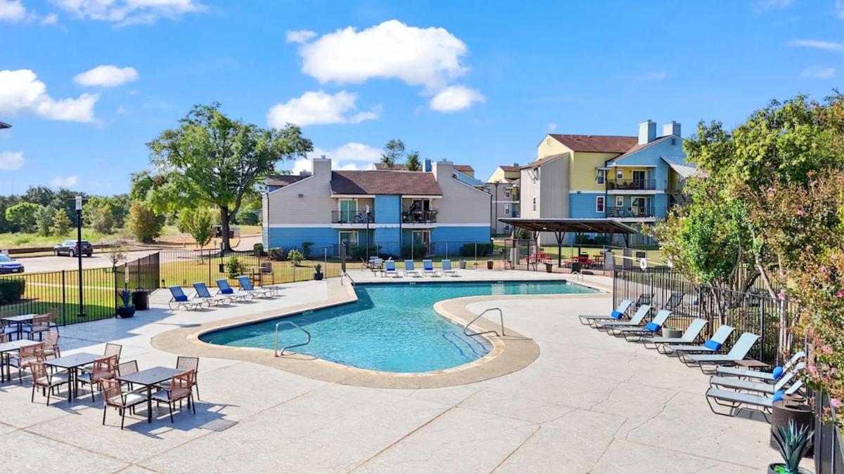 Urban Chic Getaway 2B - Sleeps 6 - Pool Prkg, WD - 5