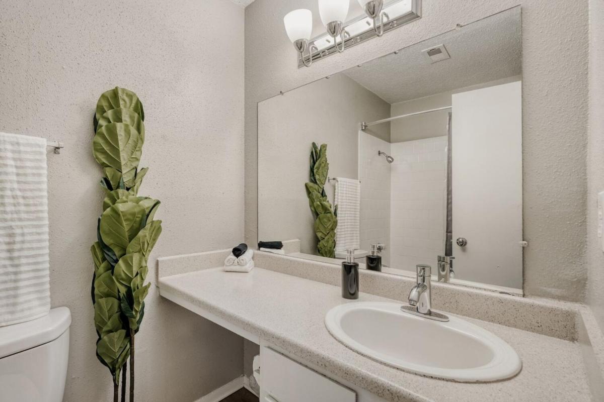 Urban Chic Getaway 2B - Sleeps 6 - Pool Prkg, WD - 2