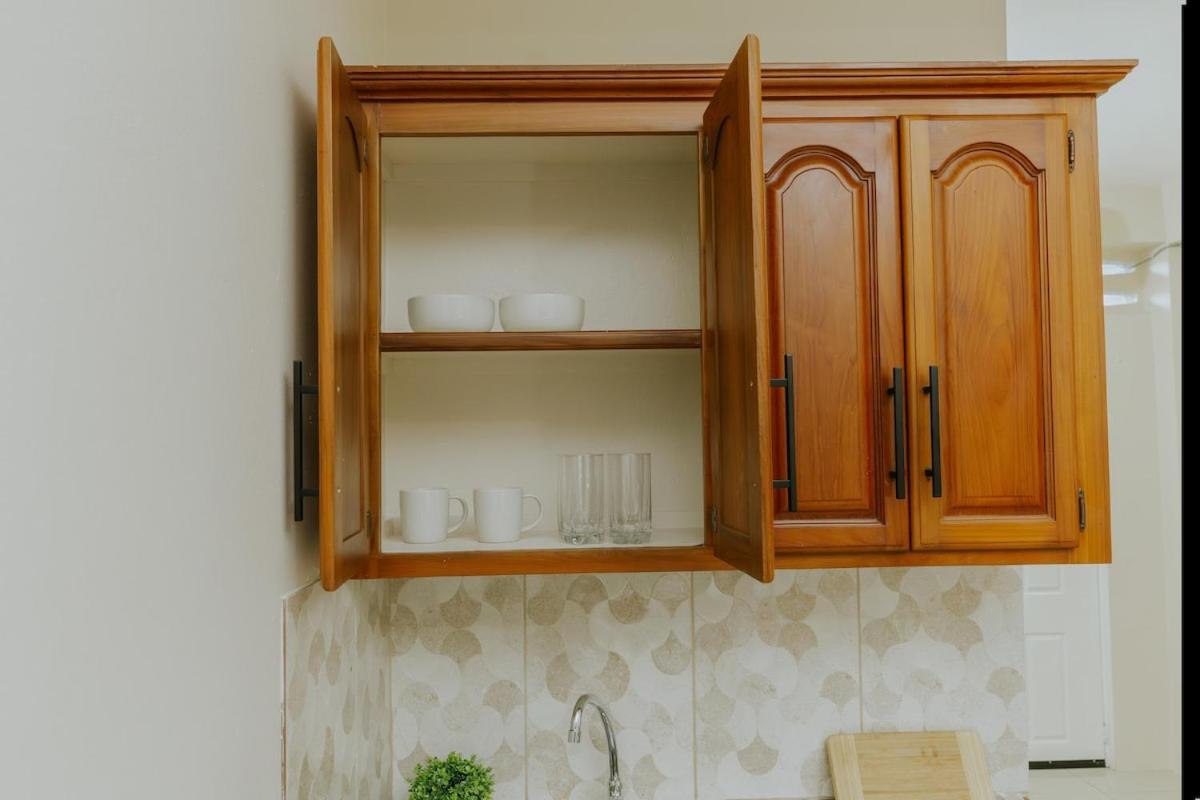 Bali-Inspired Studio Mins from Airport - 3