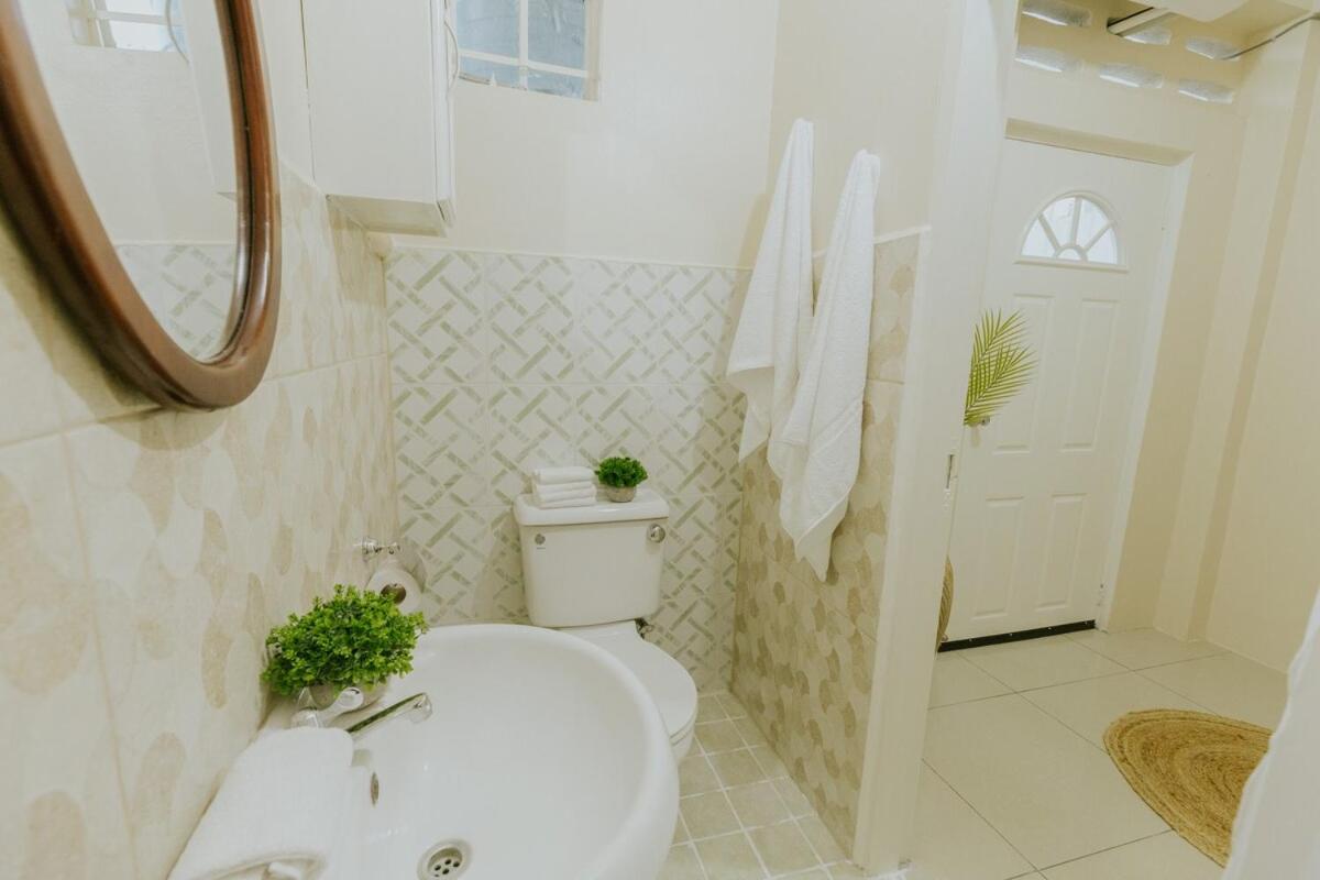 Bali-Inspired Studio Mins from Airport - 2