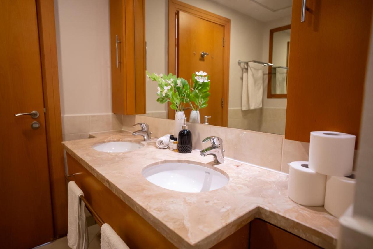 Luxury 2BR Haven with Panoramic Scenery - 3