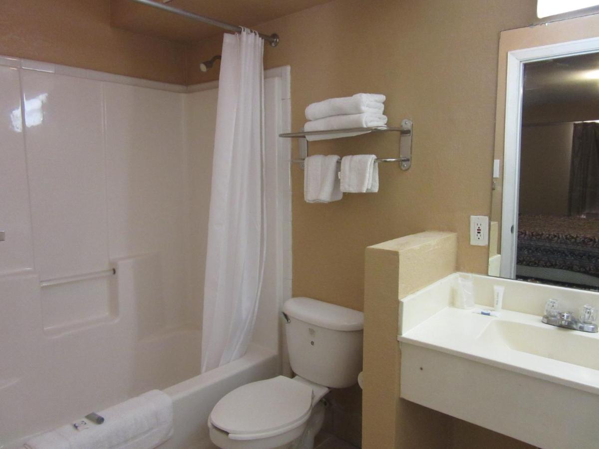 Crossroads Hotel & Suites — photo 24