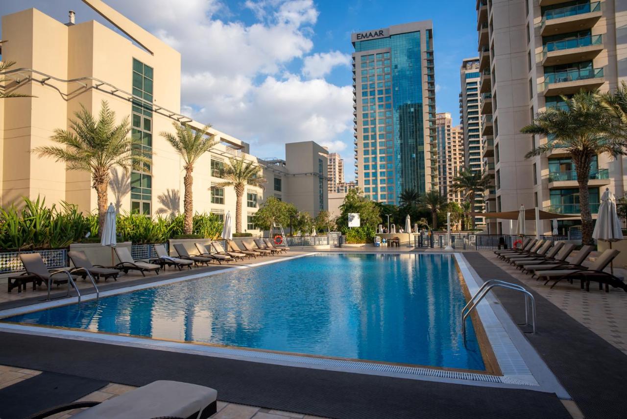 Luxury 2BR Haven with Panoramic Scenery - 4