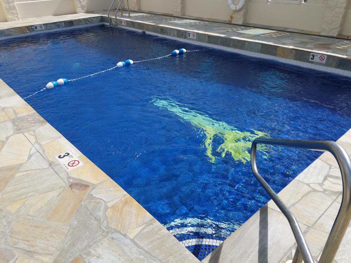 Heated swimming pool: Imperial Hawaii Resort