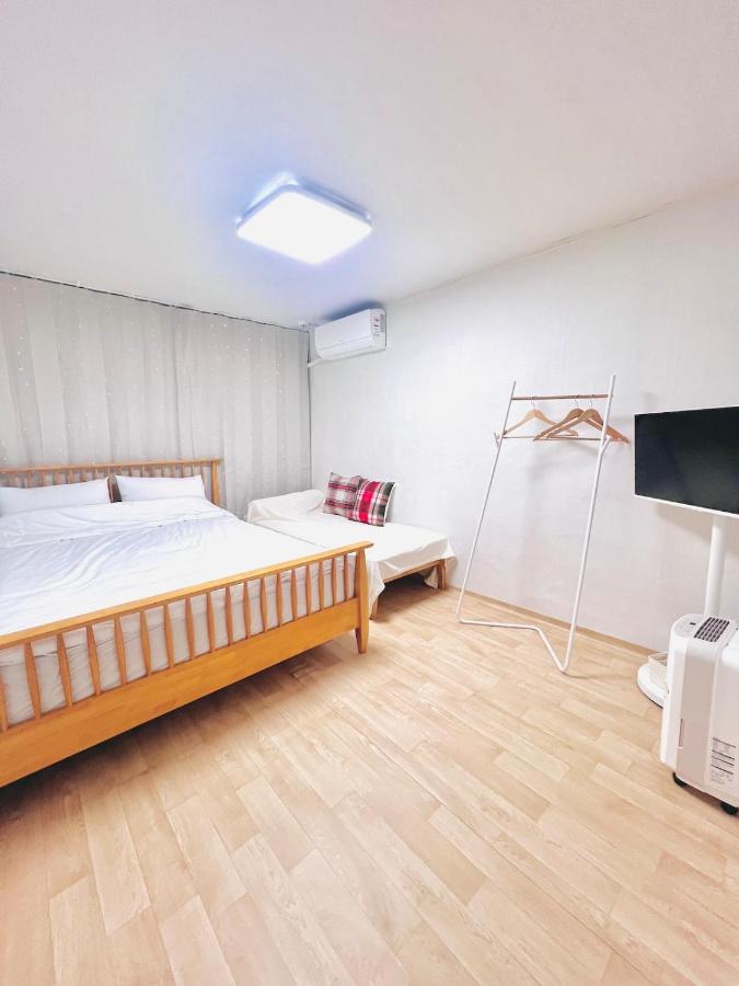 Seoul Station 5 min on foot Myeongdong 7 min DDP 10 min Seongsu 15 min Gangnam 20 min - 2