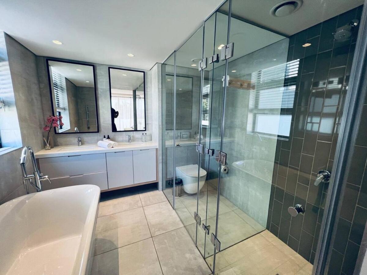 Sea Point Luxury 2 Bedroom Apartment With Inverter - 3