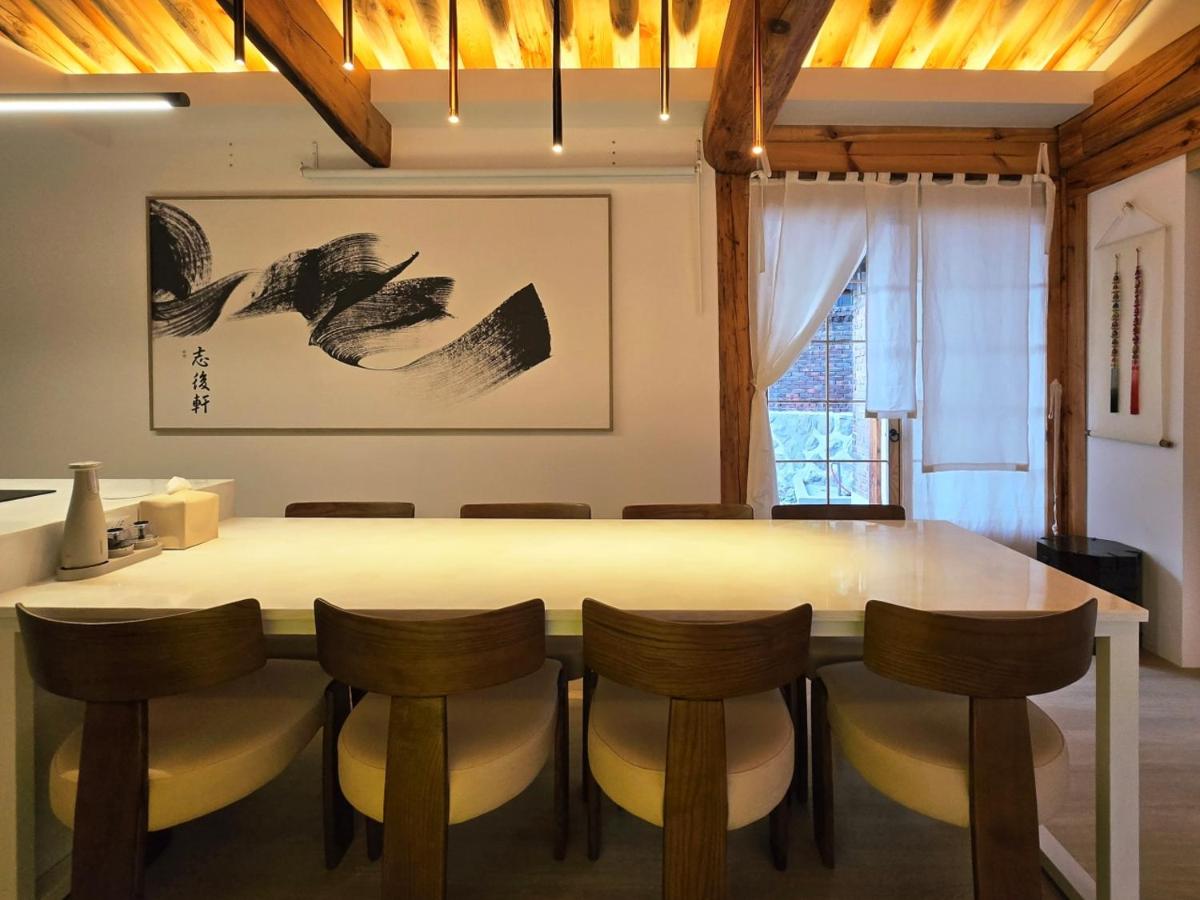 Jihuheon is a traditional Korean hanok accommodation with a jacuzzi and a large yard - 4