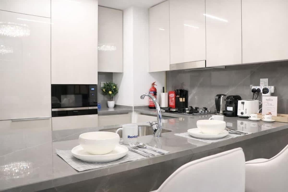 Rentico l Luxury 1BR with Burj Khalifa & Canal View - 3