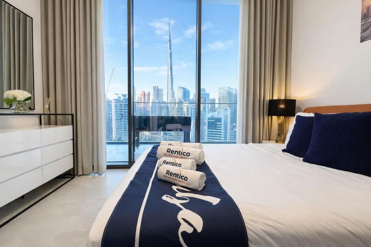 Rentico l Luxury 1BR with Burj Khalifa & Canal View - 5