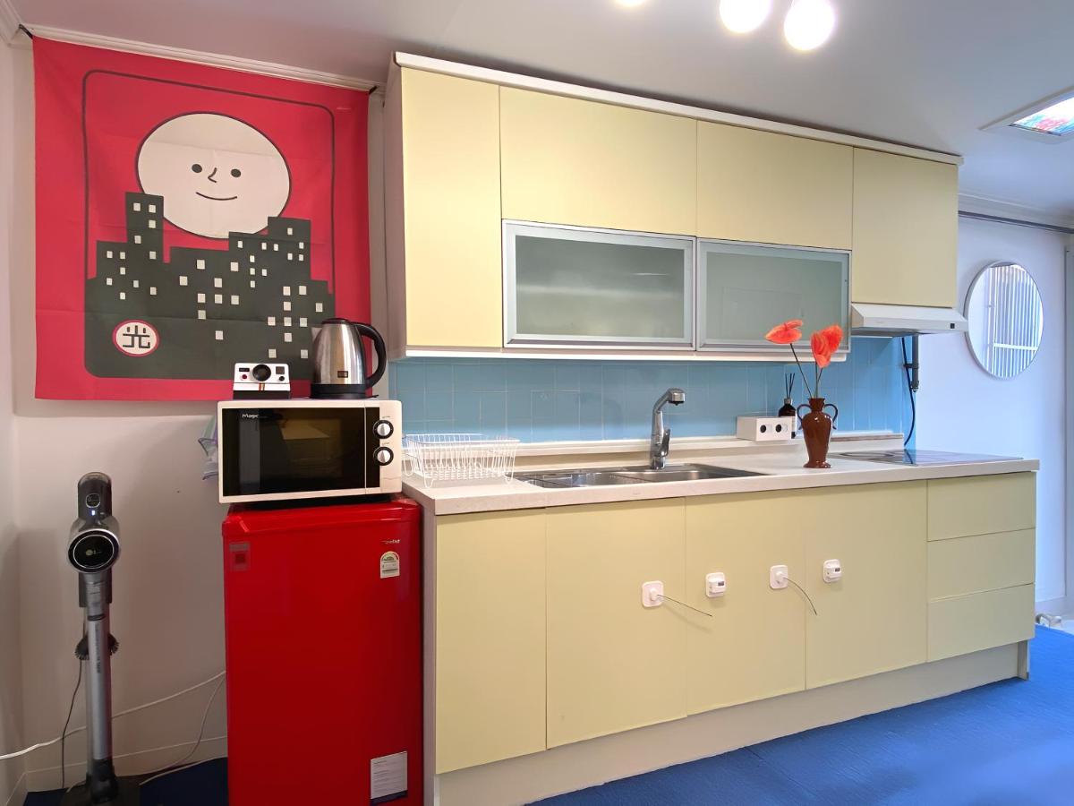 Shinchon Ground Floor, Entire Private 3BR House - 4