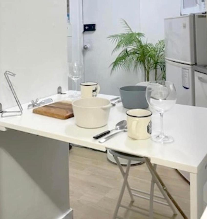 Hongik Station 5min,Airport Railroad, Airport Bus,Near Shopping Mall,Myeongdong,Itaewon,2Rooms - 4