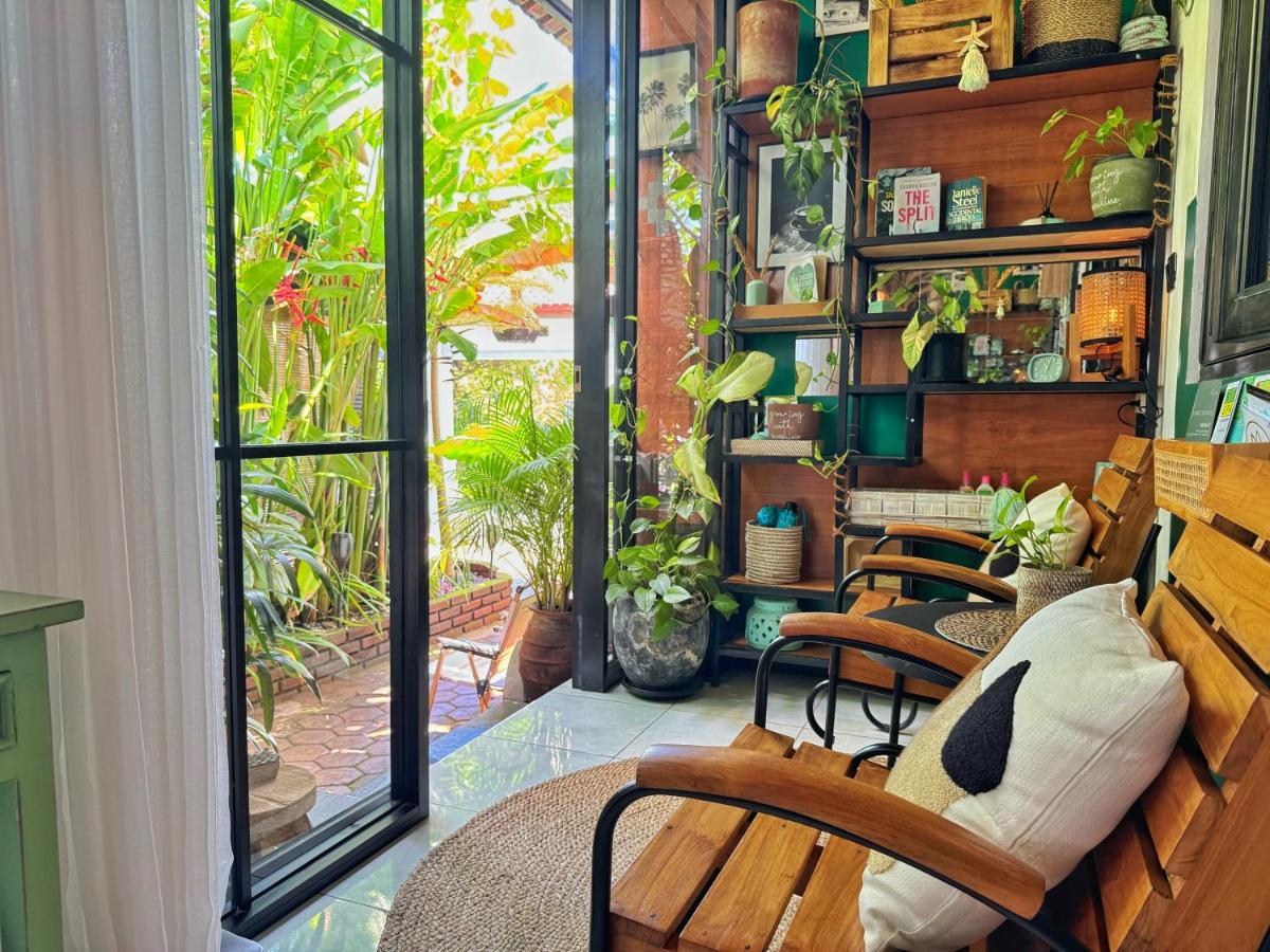 Private Room, 2 Minutes walk to KuDeTa Beach Seminyak