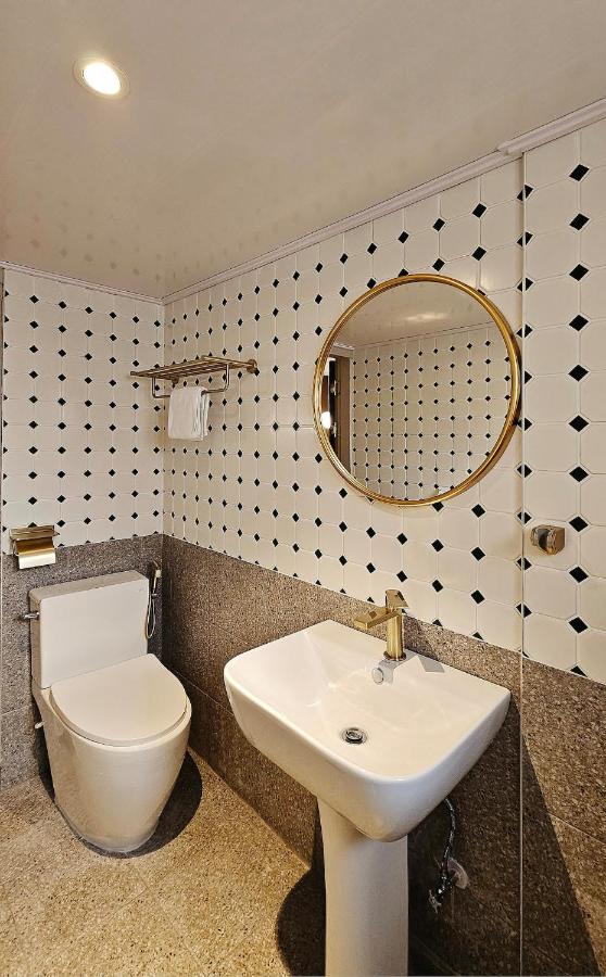 Hongik University Station Super Station Area,Forest Road View,Perfect for Families, Groups, and Friends - 3