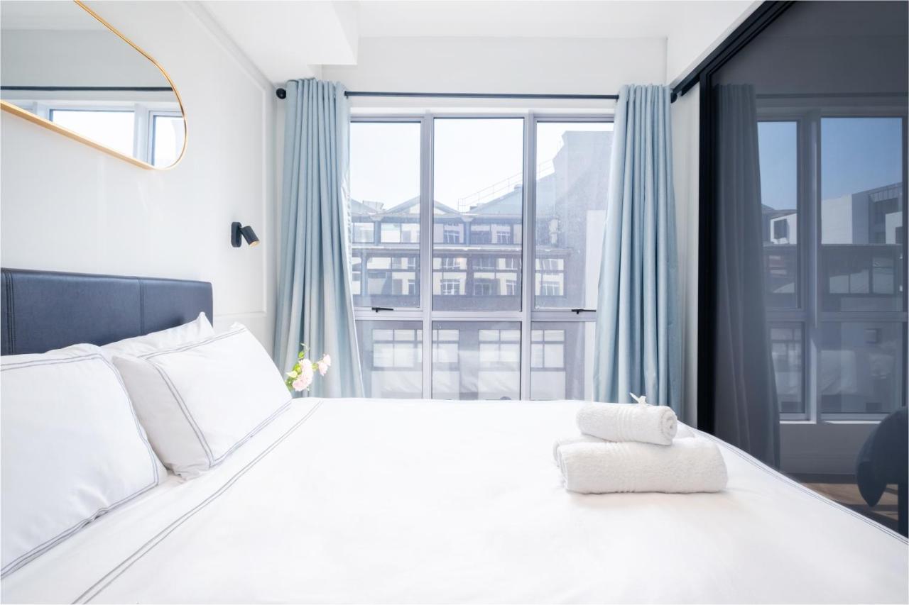 Modern 1 Bedroom ensuite with city views, separate living room, dining room and kitchen, Balcony, Solar power and fast WiFi, in historic De Waterkant - 2