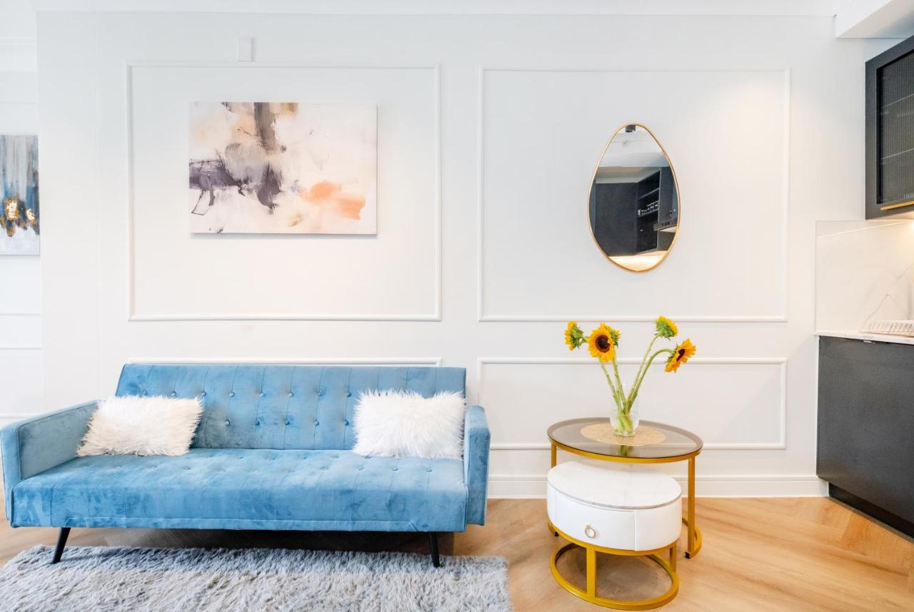 Modern 1 Bedroom ensuite with city views, separate living room, dining room and kitchen, Balcony, Solar power and fast WiFi, in historic De Waterkant - 5