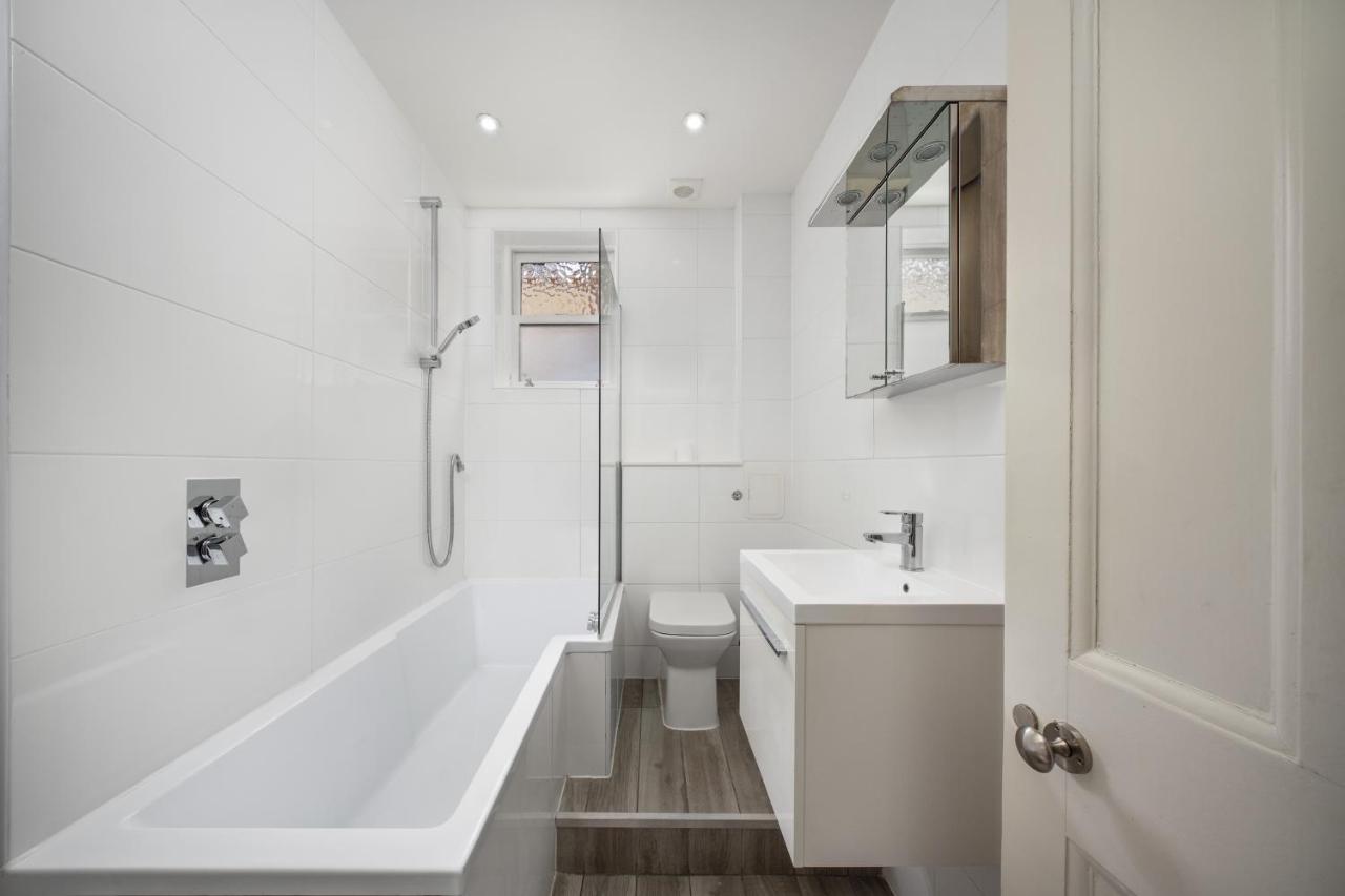 Oxford Street Two Bedroom Apartment - 3