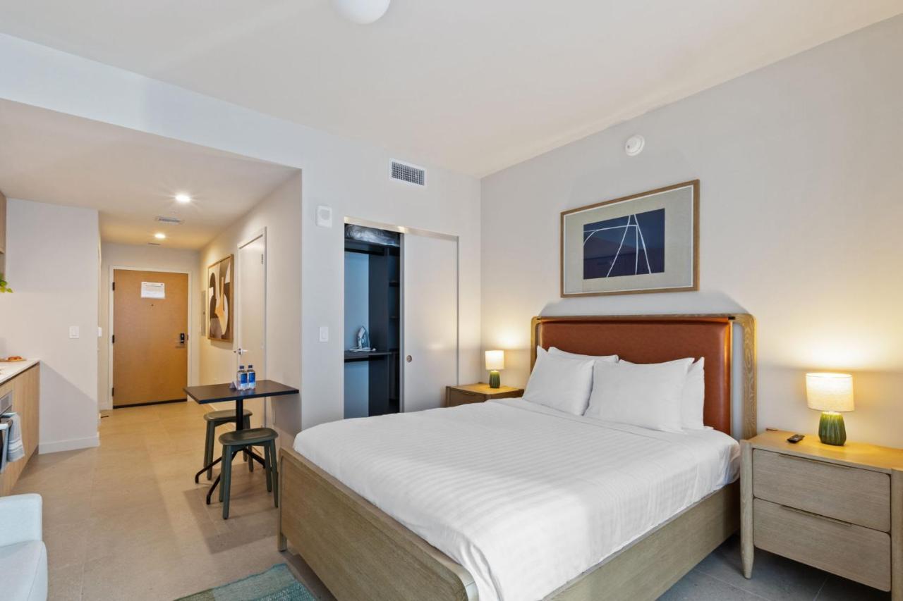 Chic Studio Rooftop Pool in Miami Worldcenter - 3