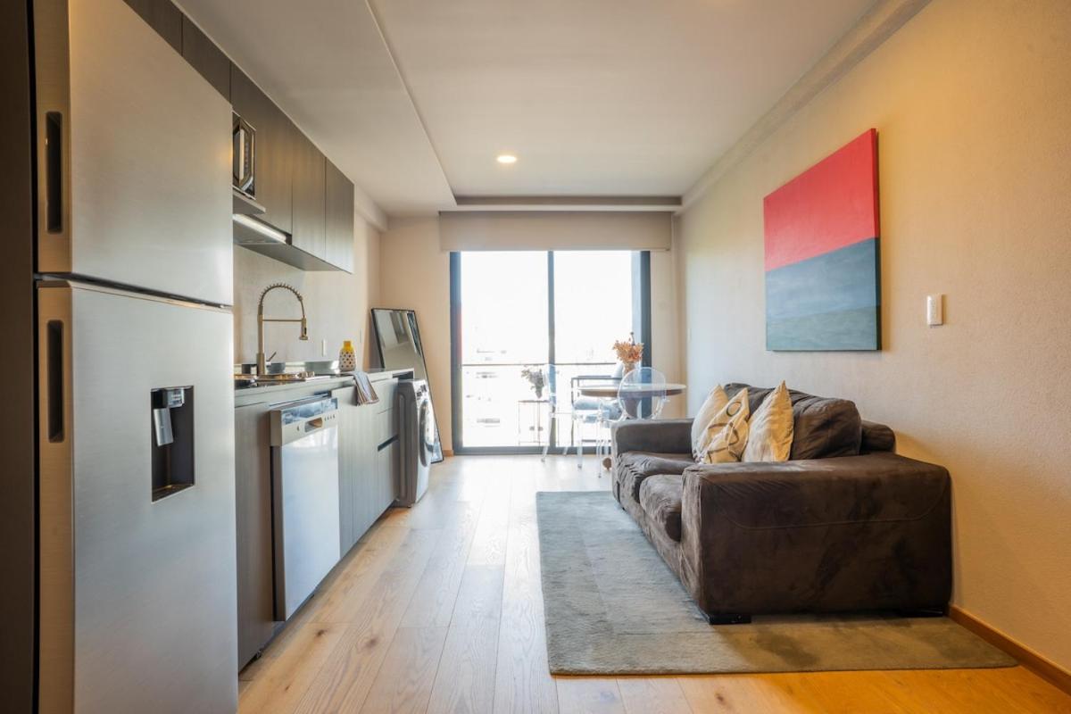 Stylish Studio with Private Balcony in Roma Norte