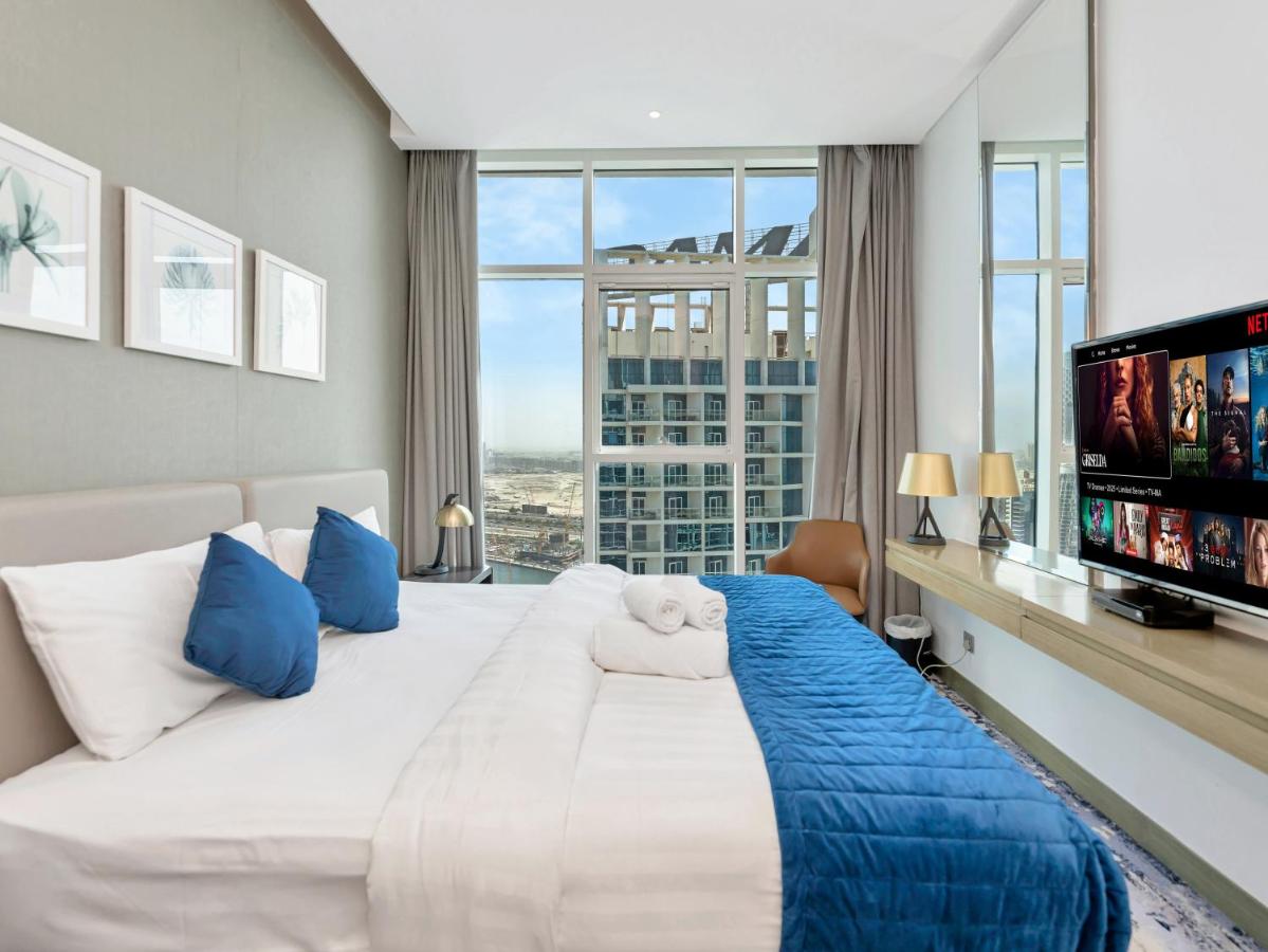 Dubai City Center Canal View Apartments by Luxe Manor