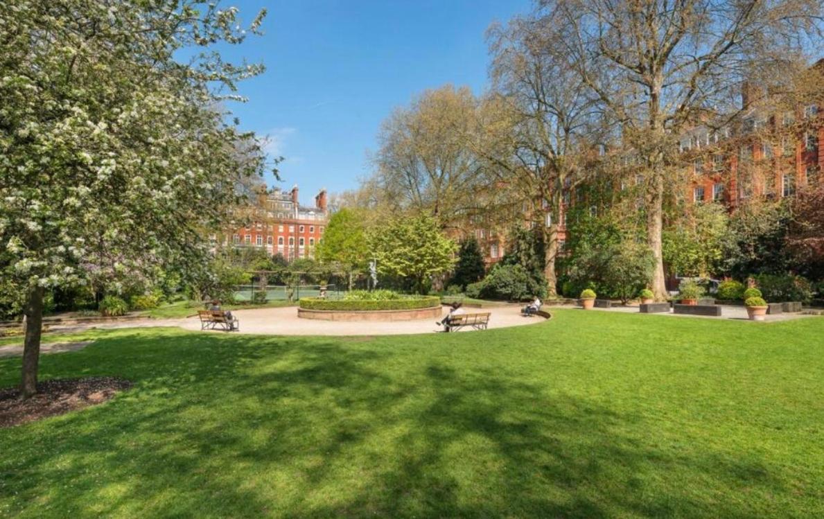 Chic Downtown Flat with City Views - 4