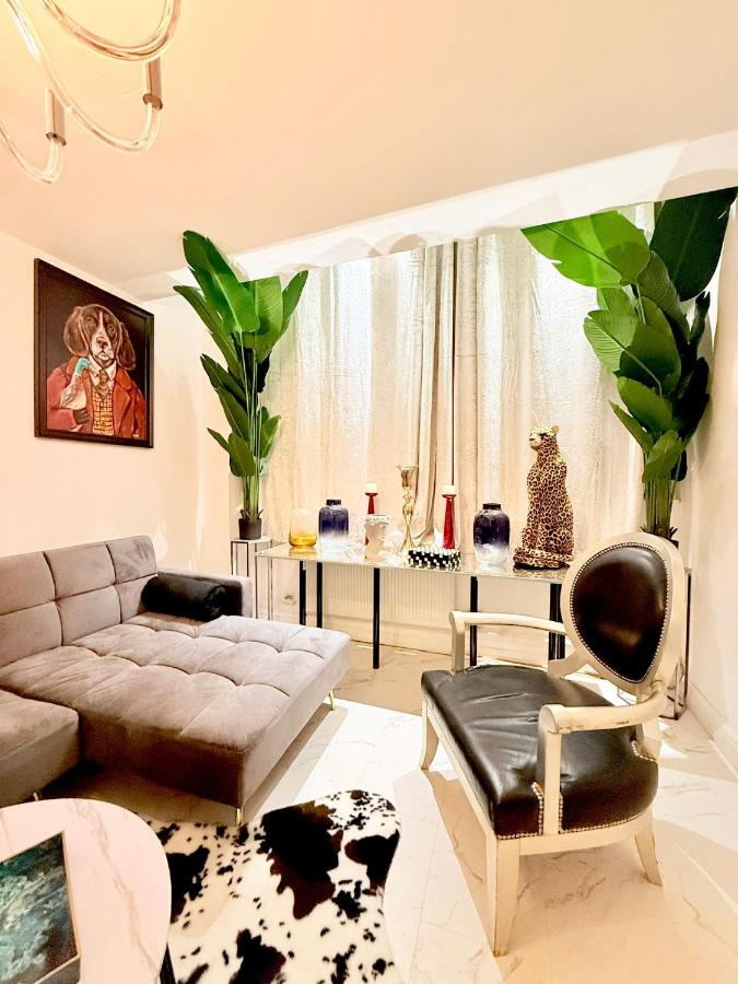 Designer 2 Bed Apartment at Tower Bridge - 4