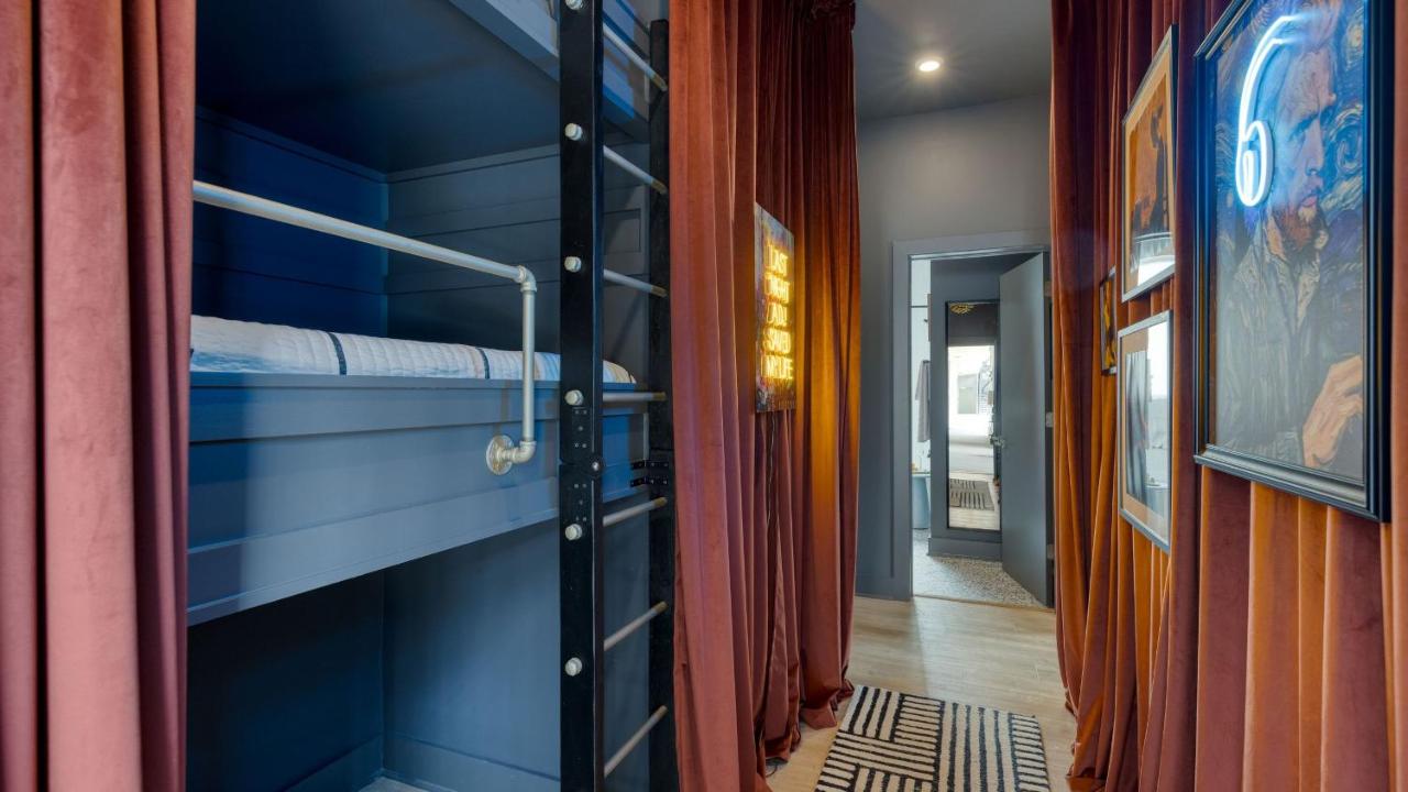 Sleeps 16 2 Homes Next Door Walk to Dining Music Lischey Loft The Bloom House by AvantStay - 2