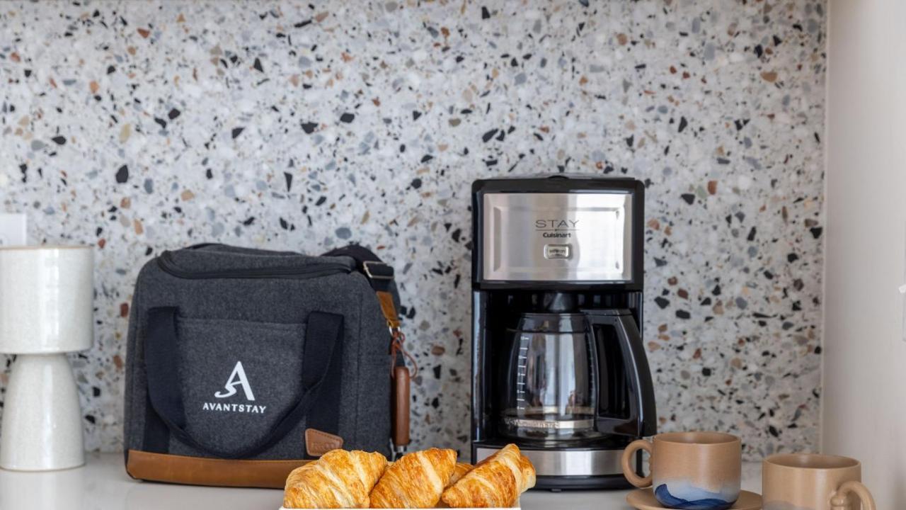 Sleeps 24 2 Units Mins to Downtown Outrider by AvantStay - 5