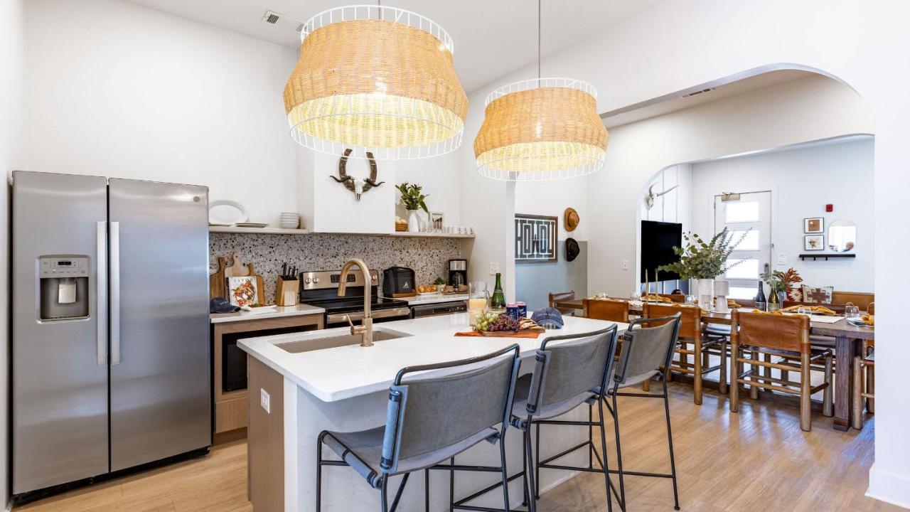 Sleeps 24 2 Units Mins to Downtown Outrider by AvantStay - 2