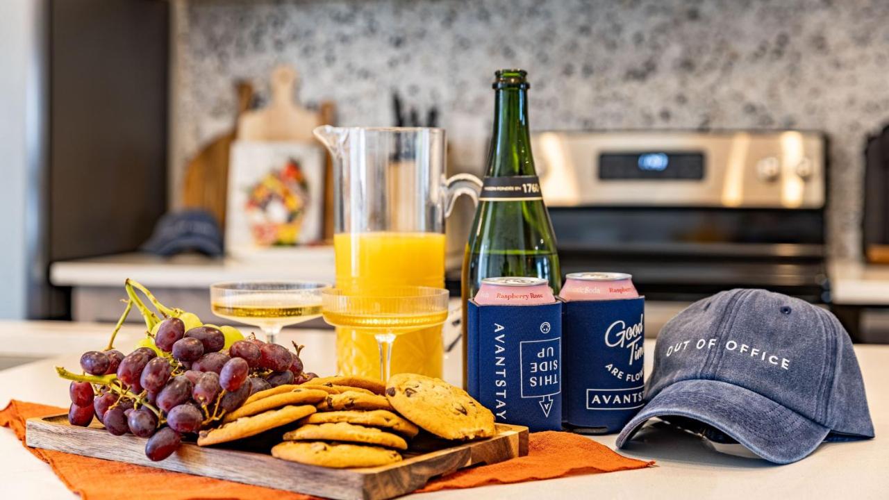 Sleeps 24 2 Units Mins to Downtown Outrider by AvantStay - 4