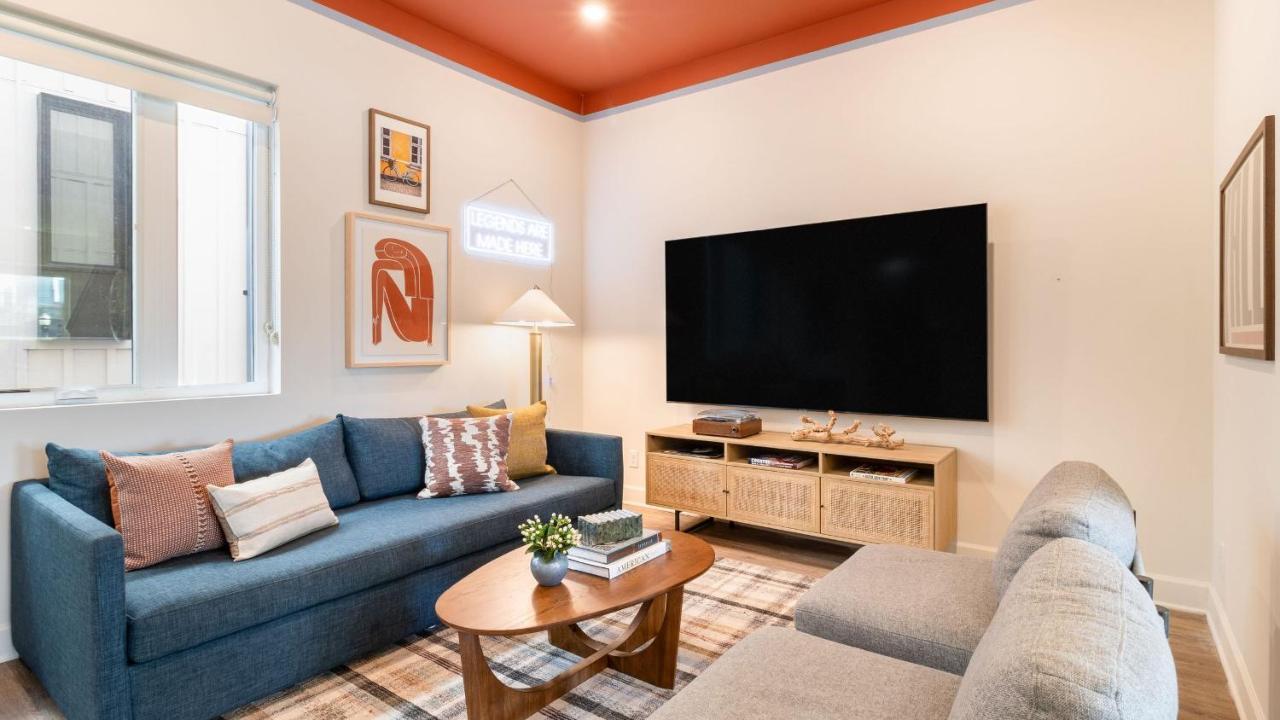 Sleeps 24 Game Rooms Murals Balconies Soundcheck Vinyl House by AvantStay