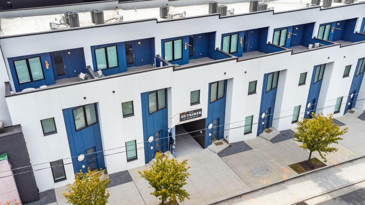 Sleeps 28 2 Units Near DT Nashville Outrider by AvantStay - 2