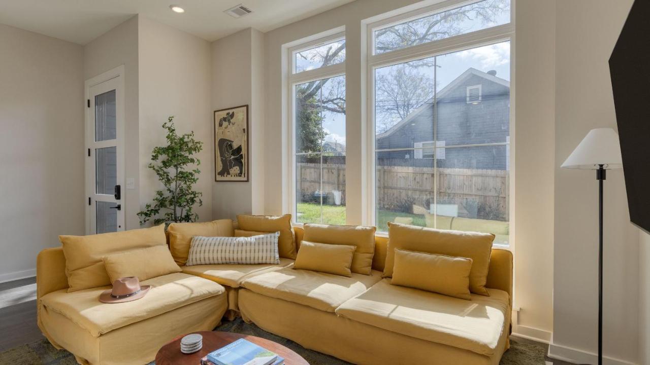 Sleeps 16 2 Modern Townhomes Minutes to Broadway Lischey 98 Degrees by AvantStay - 5