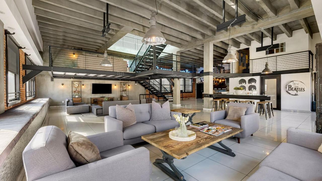 Skyline Lofts by AvantStay: a multi-level industrial-chic retreat in DTLA with rooftop views soaring ceilings steps to dining music culture - 5