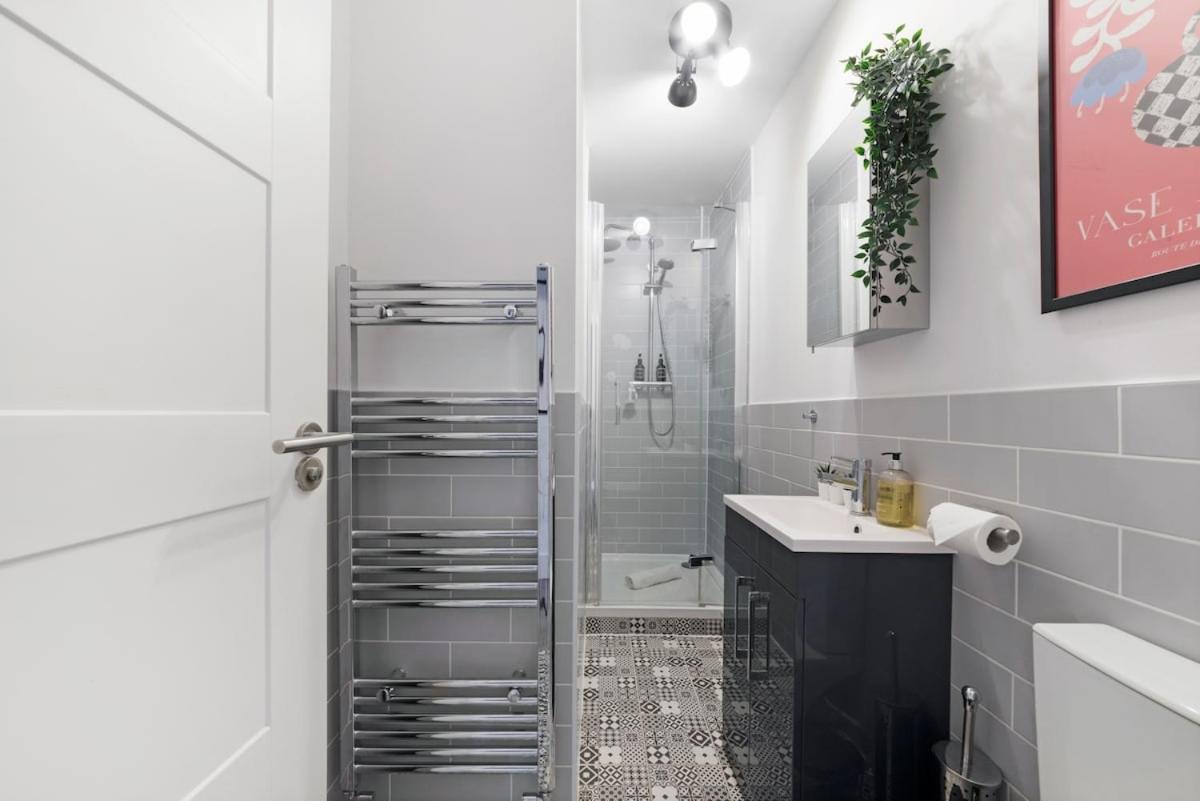 Stylish 2 Bed Apartment in the heart of Camden - 3