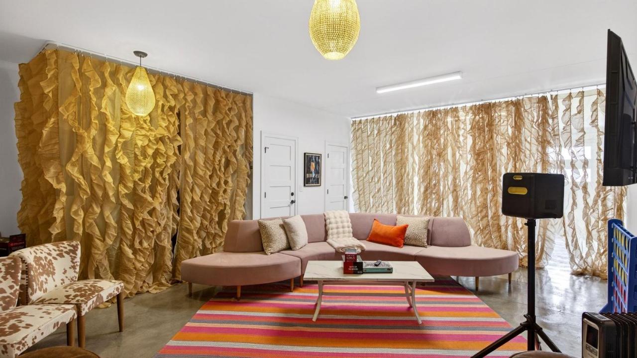 The Great Gatsby and Girls Night Out by AvantStay Sleeps 24 Hot Tub Speakeasy Lounge Lux Kareoke Near Downtown - 4