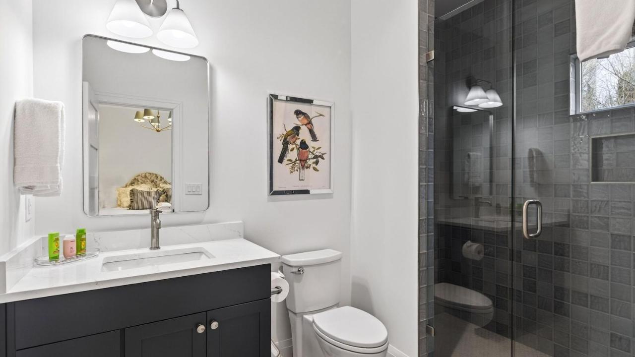 The Great Gatsby and Girls Night Out by AvantStay Sleeps 24 Hot Tub Speakeasy Lounge Lux Kareoke Near Downtown - 2