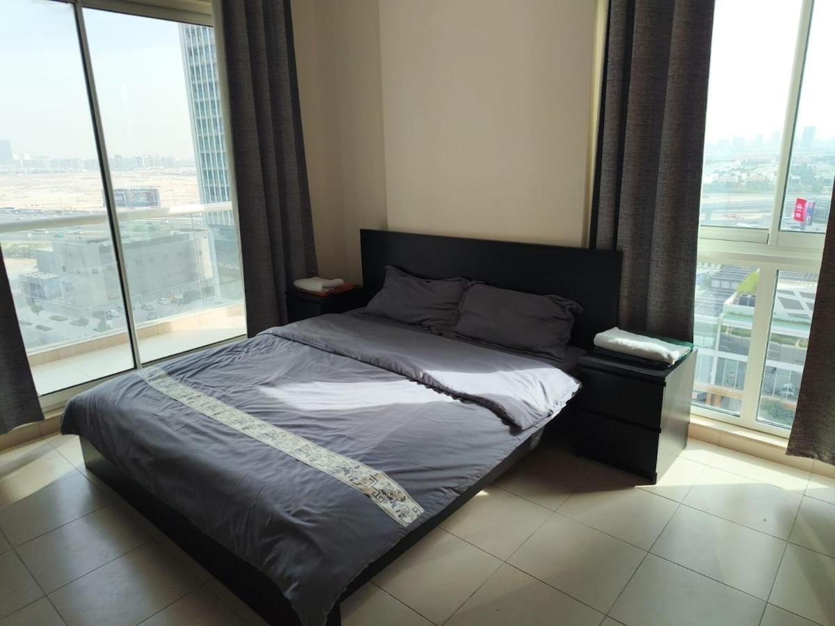 Large 1-bedroom by the canal, close to downtown