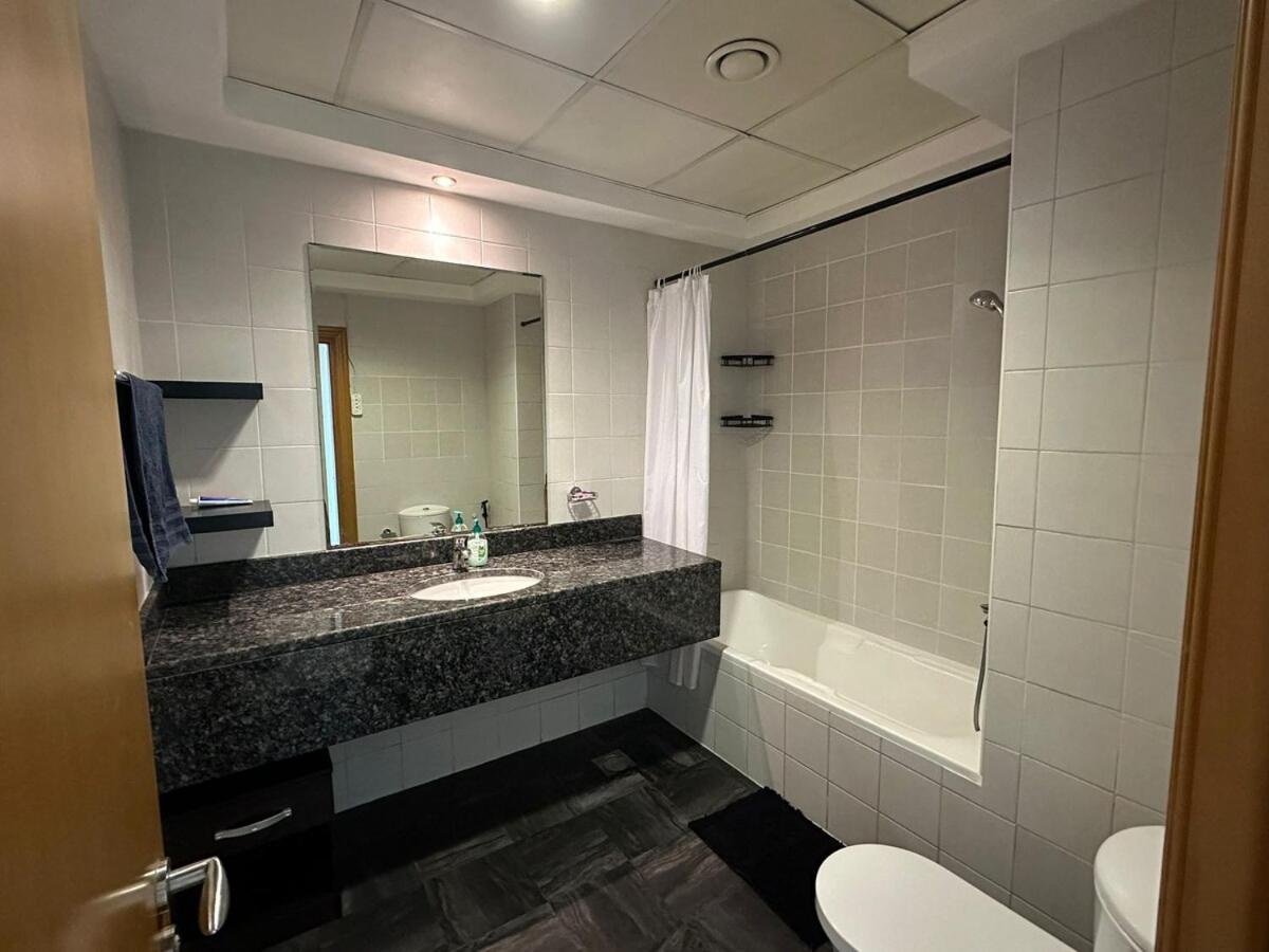 Large 1-bedroom by the canal, close to downtown - 3