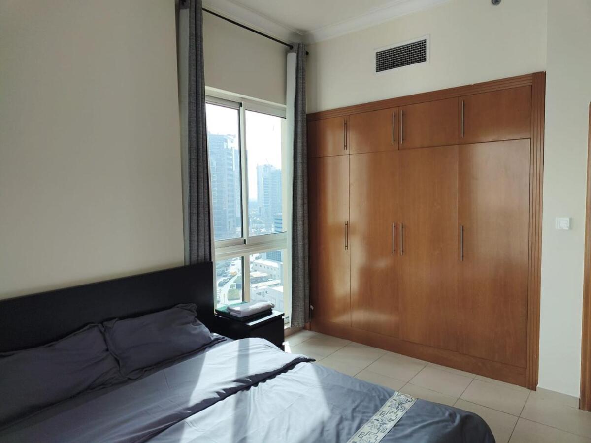 Large 1-bedroom by the canal, close to downtown - 2