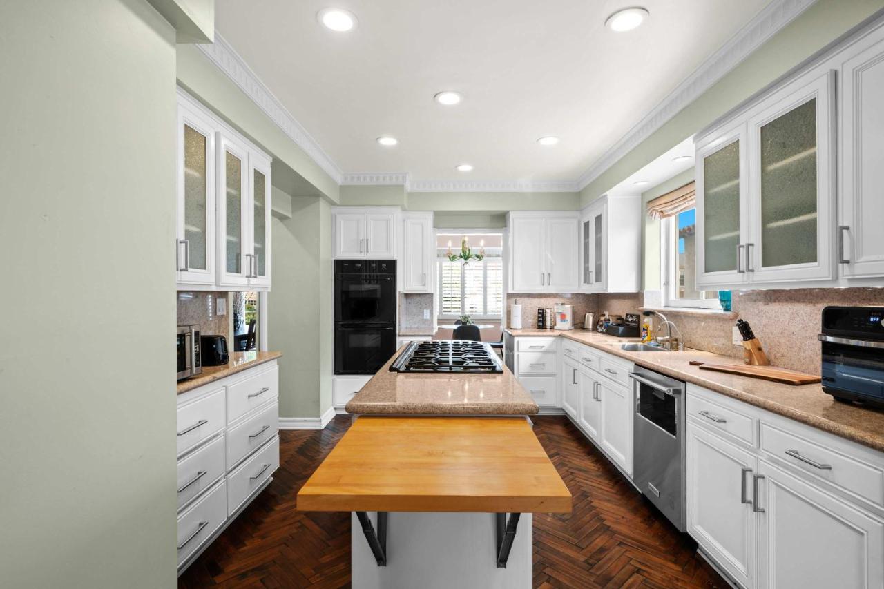 Spacious 5BR LA Villa with Pool Spa & Game Room - 3