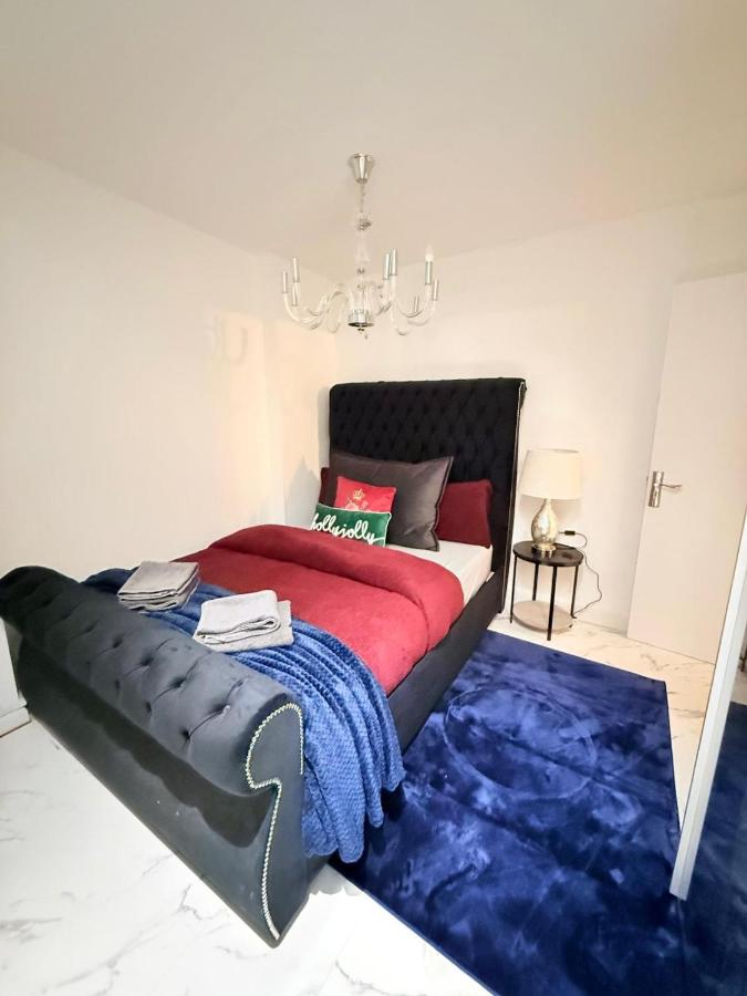 Designer 2 Bed Apartment at Tower Bridge - 2