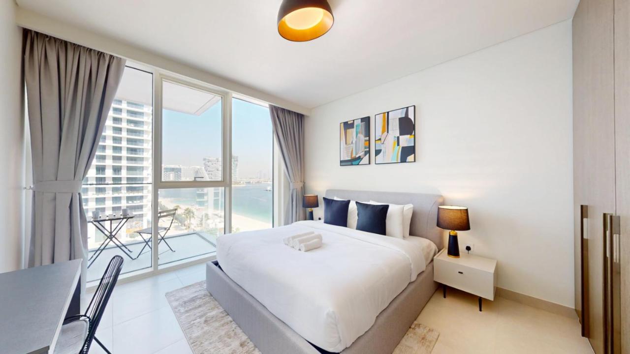 Vacationer Holiday Homes l Modern 1 Bed l Private Beach l Pool, Gym Access - 2